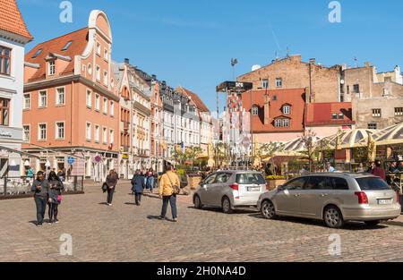 Riga, Lettonia - 30 aprile 2018: Turisti in visita al centro storico della città vecchia riga, Lettonia Foto Stock