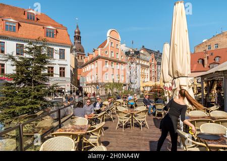 Riga, Lettonia - 30 aprile 2018: Persone che godono il bar all'aperto nel centro storico della città vecchia riga, Lettonia Foto Stock