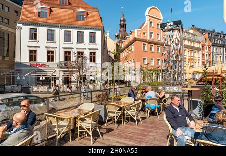 Riga, Lettonia - 30 aprile 2018: Persone che godono il bar all'aperto nel centro storico della città vecchia riga, Lettonia Foto Stock