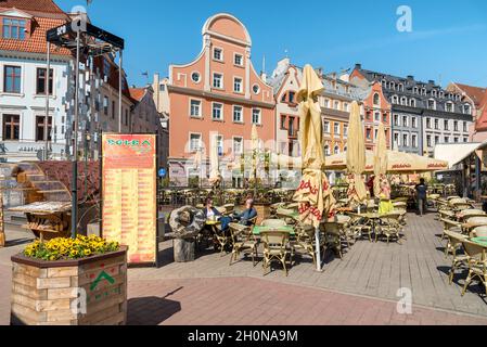 Riga, Lettonia - 30 aprile 2018: Persone che godono il bar all'aperto nel centro storico della città vecchia riga, Lettonia Foto Stock