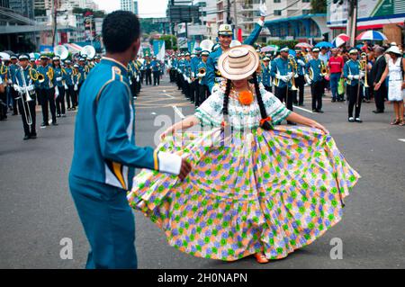 GIORNATA DI INDIPENDENZA A PANAMA.November, mese della patria di Panama. Tutto inizia il 3 novembre 1903, in questo giorno celebriamo la separazione di Panama dalla Colombia, poi il 4 novembre, i Panamaniani celebrano la Giornata della Bandiera, su 5 novemberi del 1903 ancora guardando le strade e i viali della provincia di Panama e Colon con la riaffermazione della separazione di Panama dalla Colombia, Il 10 novembre 1821 ha dato il Grito de Independencia de la Villa de Los Santos e il 28 novembre 1821, è data indipendenza dalla Spagna.. Fotografia di Aaron Sosa.Panama City - Panama 03-11-2011 Foto Stock