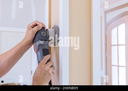 Smerigliatura di una lucidatrice della cornice del rivestimento di stampaggio Foto Stock