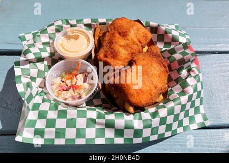 Un ordine di salmoni e patatine presso Emerald City Fish & Chips, Seattle, Washington. Foto Stock