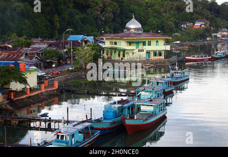 Muaro è un piccolo porto vecchio sul fiume Batang Arau utilizzato da molte piccole barche da pesca in legno nella parte vecchia della città di Padang, Sumatra occidentale, Indonesia. Foto Stock