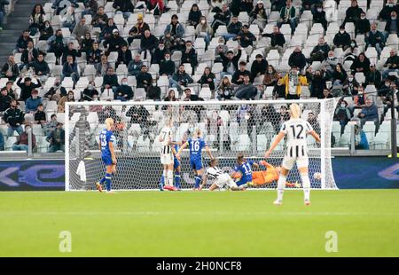 Torino, Italia, 13 ottobre 2021, Barbara Bonansea (Juventus Women) segnando il primo gol per le donne della Juventus durante la UEFA Women's Champions League, Group A football match tra Juventus FC e Chelsea FC il 13 ottobre 2021 allo stadio Juventus di Torino - Photo Nderim Kaceli / DPPI Foto Stock