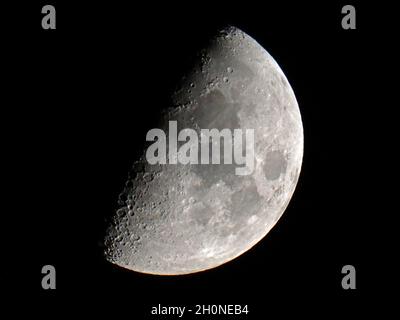 Sheerness, Kent, Regno Unito. 13 Ottobre 2021. UK Weather: Il primo quarto di luna sopra Sheerness, Kent. Credit: James Bell/Alamy Live News Foto Stock
