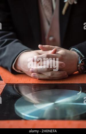 Colpo verticale di un uomo mani sul tavolo Foto Stock