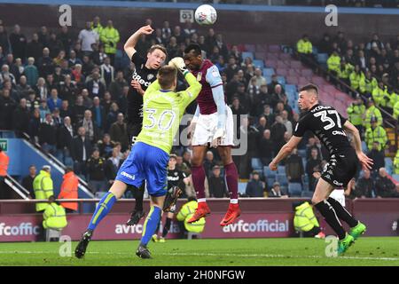 Jonathan Kodjia di Aston Villa vede il suo colpo sul gol salvato dal portiere del Leeds United Bailey Peacock-Farrell Foto Stock