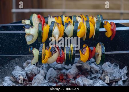 Spiedini di verdure sulla griglia. Cibo vegetariano Foto Stock