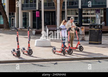 Voi e-scooters noleggiato a Liverpool, Merseyside, Regno Unito. Foto Stock