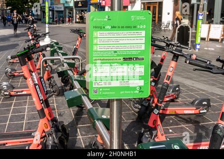 Voi e-scooters noleggiato a Liverpool, Merseyside, Regno Unito. Foto Stock