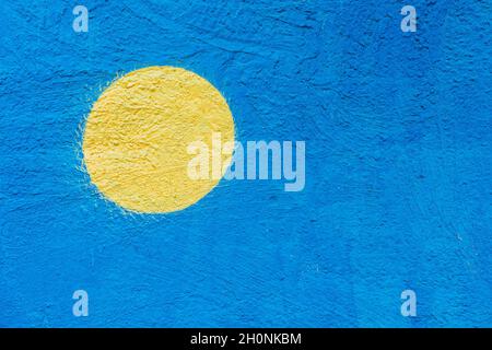 Disegnato cerchio giallo dipinto su parete di cemento blu come graffiti. Astratto grafico sfondo moderno, spazio copia Foto Stock