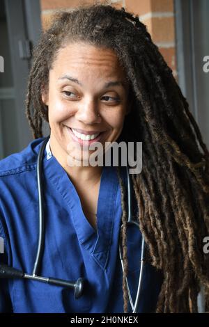 Medico femminile con lunghi temerini Foto Stock