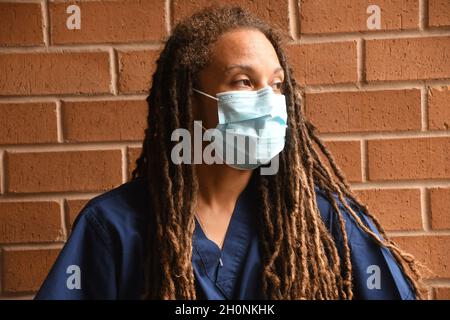 Medico femminile con lunghi temerini Foto Stock