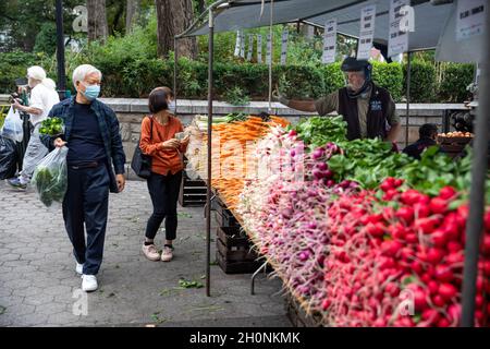 New York, Stati Uniti. 13 ottobre 2021. La gente acquista verdure ad un mercato a New York, gli Stati Uniti, il 13 ottobre 2021. L'inflazione degli Stati Uniti è rimasta elevata in settembre, come le interruzioni della catena di approvvigionamento hanno persistito per mesi, il Dipartimento del lavoro ha riferito il Mercoledì. L'indice dei prezzi al consumo (CPI) è aumentato del 0.4% a settembre dopo l'aumento del 0.3% ad agosto. Negli ultimi 12 mesi fino a settembre, l'indice è aumentato del 5.4%, leggermente in su dal 5.3% passo per il periodo di 12 mesi che termina agosto, il dipartimento ha detto. Credit: Xinhua/Alamy Live News Foto Stock