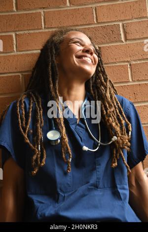 Medico femminile con lunghi temerini Foto Stock