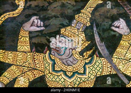 Dettaglio ravvicinato di una faccia su un murale della parete. Ramakien. Wat Phra Kaeo, Grand Palace, Bangkok, Thailandia Foto Stock