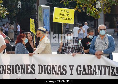 Granada, Spagna; ottobre-11, 2021: Gruppo di anziani che dimostrano a Granada (Spagna) contro la legge governativa che taglia le pensioni per i pensionati Foto Stock