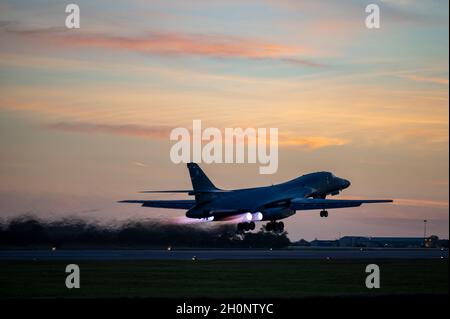 Un B-1B Lancer assegnato alla 9° Bomb Squadron Expeditionary decade a RAF Fairford, Regno Unito, 11 ottobre 2021. Il 9° EBS ha condotto una missione di addestramento della Bomber Task Force, in cui ha utilizzato Agile Combat Employment attraverso l'esecuzione di un rifornimento di fossa calde presso la base aerea di Spangdahlem, Germania, dopo l'integrazione con i controller degli attacchi terminali alleati durante un addestramento di routine sulle armi nella regione del Mar Baltico. (STATI UNITI Air Force foto di Senior Airman Colin Hollowell) Foto Stock