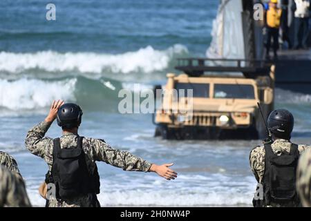 Un maresciallo a rampa guida un veicolo a ruote multiuso ad alta mobilità (HMMWV) fuori da un'unità di imbarcazioni di atterraggio (LCU) e sulla spiaggia a San Diego, 16 settembre. I marinai del Beach Party Team (BPT) Foxtrot, di stanza presso Beachmaster Unit ONE (BMU-1), hanno ospitato il comandante della nave da sbarco anfibio USS Comstock (LSD 45) durante le operazioni convenzionali a supporto della formazione di familiarizzazione. Foto Stock