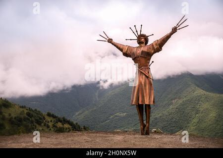 VERKHNIY ZGID, RUSSIA - 07 25 2021: Danza di nuova costruzione con monumento Daggers torreggiante insieme con alte vette di montagna nel villaggio di Verkhny Zgid. Monumento Foto Stock