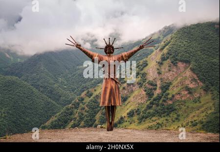 VERKHNIY ZGID, RUSSIA - 07 25 2021: Danza di nuova costruzione con monumento Daggers torreggiante insieme con alte vette di montagna nel villaggio di Verkhny Zgid. Monumento Foto Stock