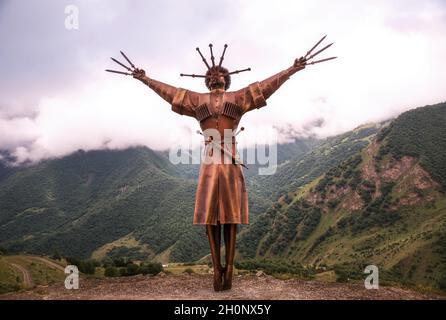 VERKHNIY ZGID, RUSSIA - 07 25 2021: Danza di nuova costruzione con monumento Daggers torreggiante insieme con alte vette di montagna nel villaggio di Verkhny Zgid. Monumento Foto Stock