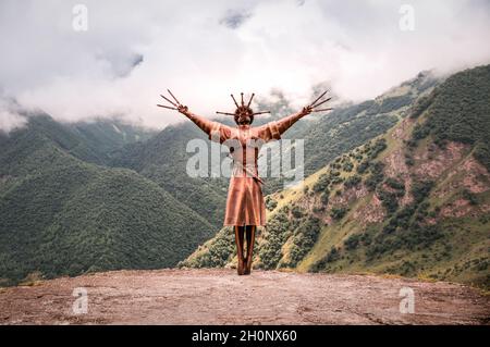 VERKHNIY ZGID, RUSSIA - 07 25 2021: Danza di nuova costruzione con monumento Daggers torreggiante insieme con alte vette di montagna nel villaggio di Verkhny Zgid. Monumento Foto Stock