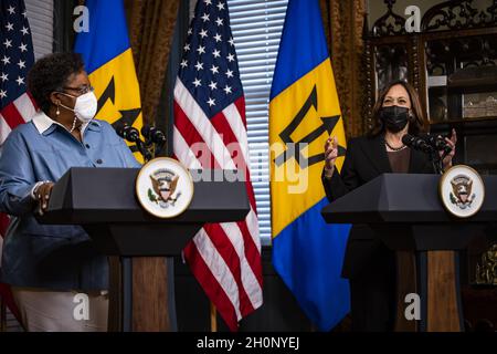 Washington, Stati Uniti. 13 ottobre 2021. Il Vice Presidente Kamala Harris incontra il primo Ministro mia Amor Mottley delle Barbados nell'Ufficio Cerimoniale del Vice Presidente nell'edificio Eisenhower Executive Office di Washington, DC mercoledì 13 ottobre 2021. Foto di Samuel Corum/UPI Credit: UPI/Alamy Live News Foto Stock