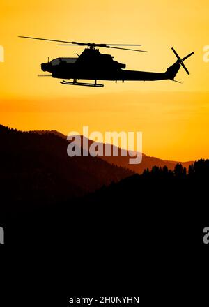 American Attack elicottero silhouette in volo Foto Stock