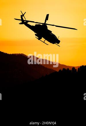 American Attack elicottero silhouette in volo Foto Stock