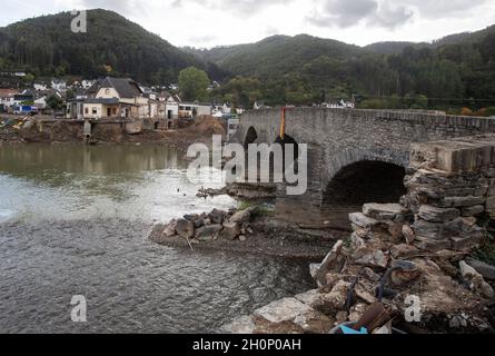 Rech, Germania. 13 ottobre 2021. Il ponte ad arco distrutto sopra l'Ahr nel centro di Rech nella valle dell'Ahr. (Al rapporto dpa: 'Tre mesi dopo l'alluvione nella valle dell'Ahr: Preoccupazioni per il futuro invece di soldi') credito: Boris Roessler/dpa/Alamy Live News Foto Stock