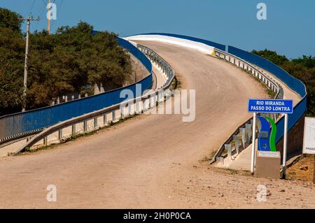 Ponte di cemento sul fiume Miranda a Passo do Lontra nell'Estrada Parque, la strada che attraversa a sud del Pantanal, Mato Grosso do sul, Brasile Foto Stock