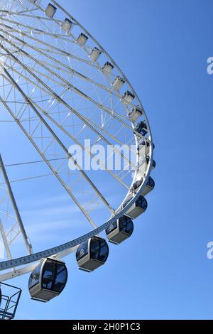 L'iconica "Grande ruota" di Seattle lungo il lungomare della città Foto Stock