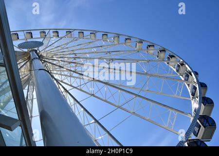 L'iconica "Grande ruota" di Seattle lungo il lungomare della città Foto Stock