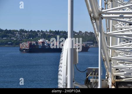 L'iconica "Grande ruota" di Seattle lungo il lungomare della città Foto Stock