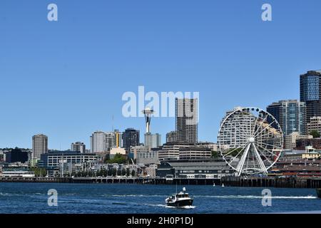 L'iconica "Grande ruota" di Seattle lungo il lungomare della città Foto Stock