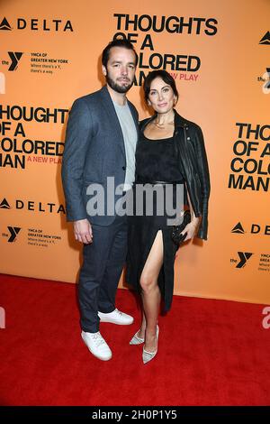 Laura Benanti e il marito Patrick Brown partecipano alla notte di apertura di Broadway 'PENSIERI DI Un UOMO COLORATO' il 13 ottobre 2021 al Golden Theatre di New York, New York, USA. Questo è il primo gioco nella storia di Broadway ad essere scritto, diretto, interpretato e prodotto da artisti neri. Robin Platzer/ Twin Images/ Credit: Sipa USA/Alamy Live News Foto Stock