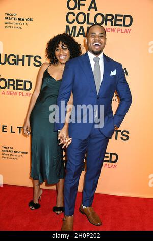 Il membro del cast Tristan 'mack' Wilds e la moglie Christina partecipano alla 'THOUGHTS OF A COLOURED MAN' Broadway Opening Night il 13 ottobre 2021 al Golden Theatre di New York, New York, USA. Questo è il primo gioco nella storia di Broadway ad essere scritto, diretto, interpretato e prodotto da artisti neri. Robin Platzer/ Twin Images/ Credit: Sipa USA/Alamy Live News Foto Stock