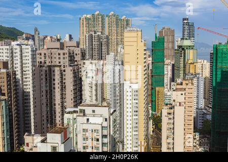 Vista ravvicinata dei moderni grattacieli e dell'architettura torreggiante, Hong Kong, Cina. Foto Stock