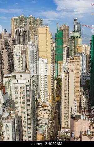 Vista ravvicinata dei moderni grattacieli e dell'architettura torreggiante, Hong Kong, Cina. Foto Stock
