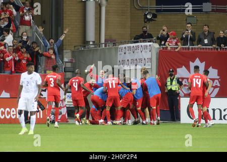 Toronto, Canada, 13 ottobre 2021: Il team Canada (Red) festeggia un gol durante la partita di qualificazione 2022 della CONCACACAF FIFA World Cup contro il team Panama al BMO Field di Toronto, Canada. Il Canada ha vinto la partita 4-1. Foto Stock