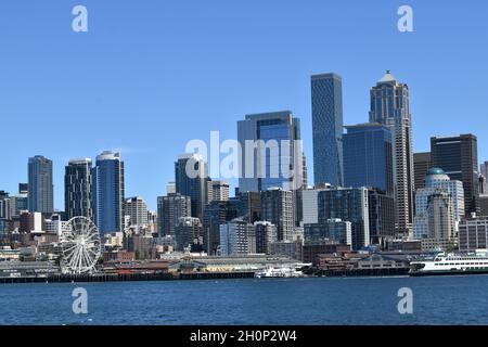 Lo skyline di Seattle visto attraverso Eliot Bay da West Seattle. Foto Stock