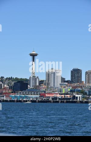 Lo skyline di Seattle visto attraverso Eliot Bay da West Seattle. Foto Stock