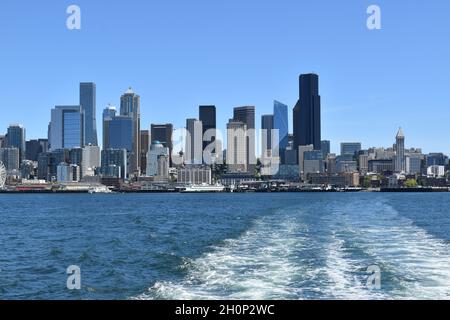 Lo skyline di Seattle visto attraverso Eliot Bay da West Seattle. Foto Stock