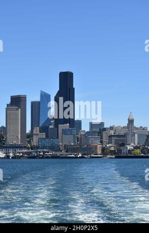 Lo skyline di Seattle visto attraverso Eliot Bay da West Seattle. Foto Stock