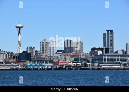 Lo skyline di Seattle visto attraverso Eliot Bay da West Seattle. Foto Stock