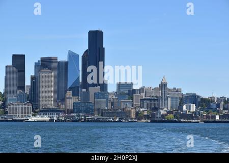 Lo skyline di Seattle visto attraverso Eliot Bay da West Seattle. Foto Stock