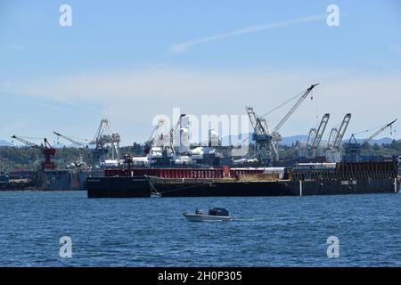 Lo skyline di Seattle visto attraverso Eliot Bay da West Seattle. Foto Stock