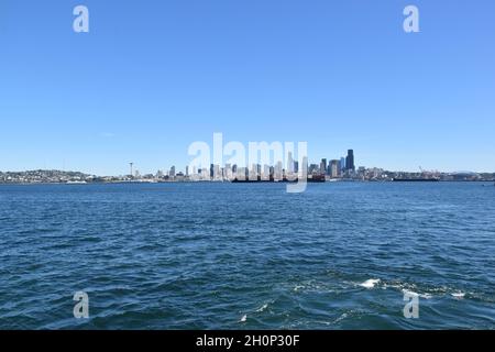 Lo skyline di Seattle visto attraverso Eliot Bay da West Seattle. Foto Stock